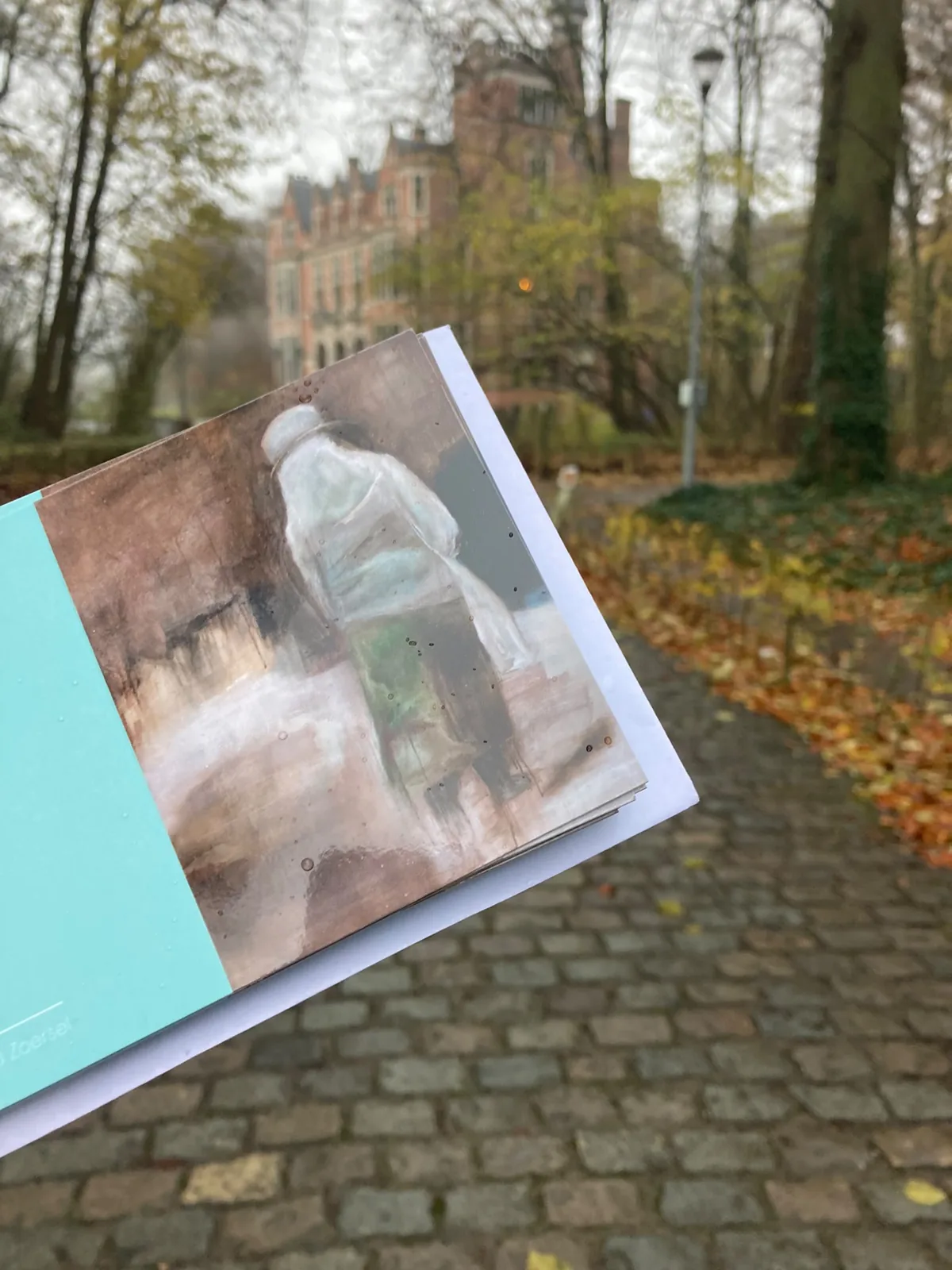 De uitnodiging van toen, in een herfstpark met een kasteel op de achtergrond.