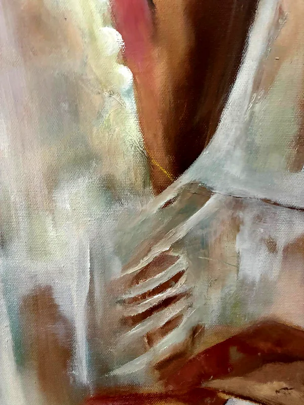 Detail: vingers en een fijn geel draadje.