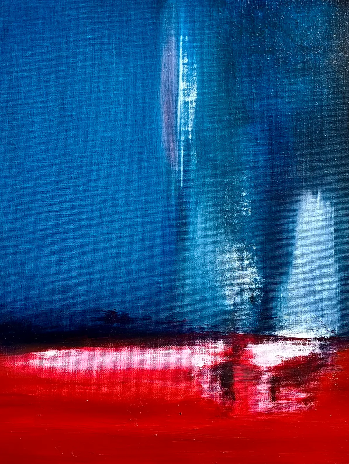 Blauw en rood: een diepblauw vlak met witte halen boven een fel rode horizon.