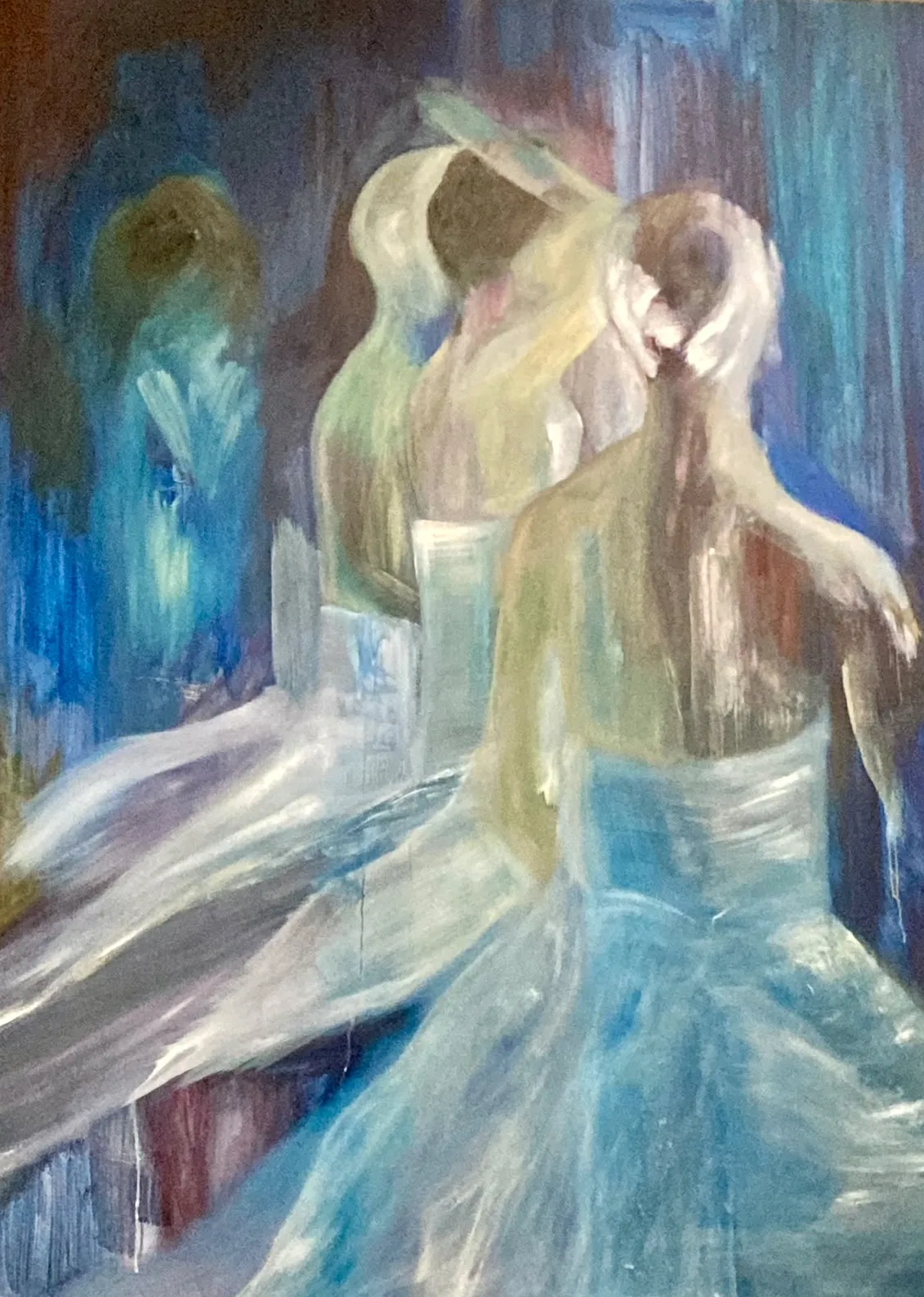 Danseressen: drie danseressen in witte en lichtblauwe jurken, van achteren gezien, in blauw licht.
